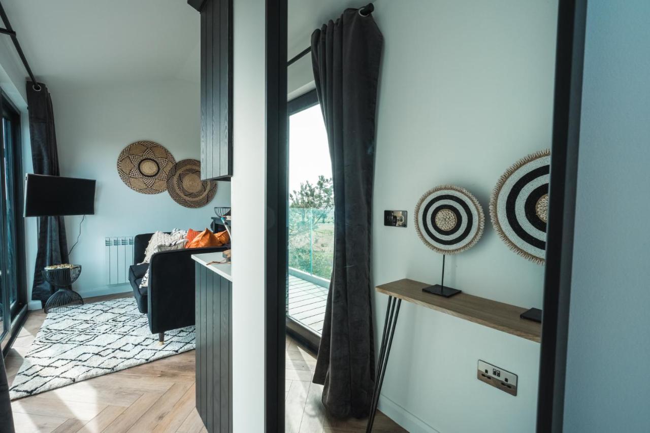 Priory Bay Escapes - Visum Apartment Тенби Екстериор снимка