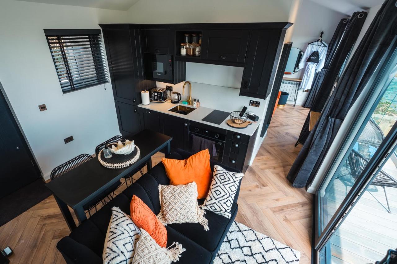 Priory Bay Escapes - Visum Apartment Тенби Екстериор снимка